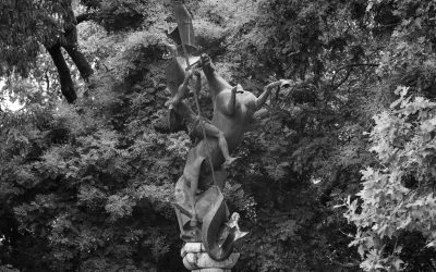 II. Világháborús emlékmű – Sárkányölő Szent György-kút